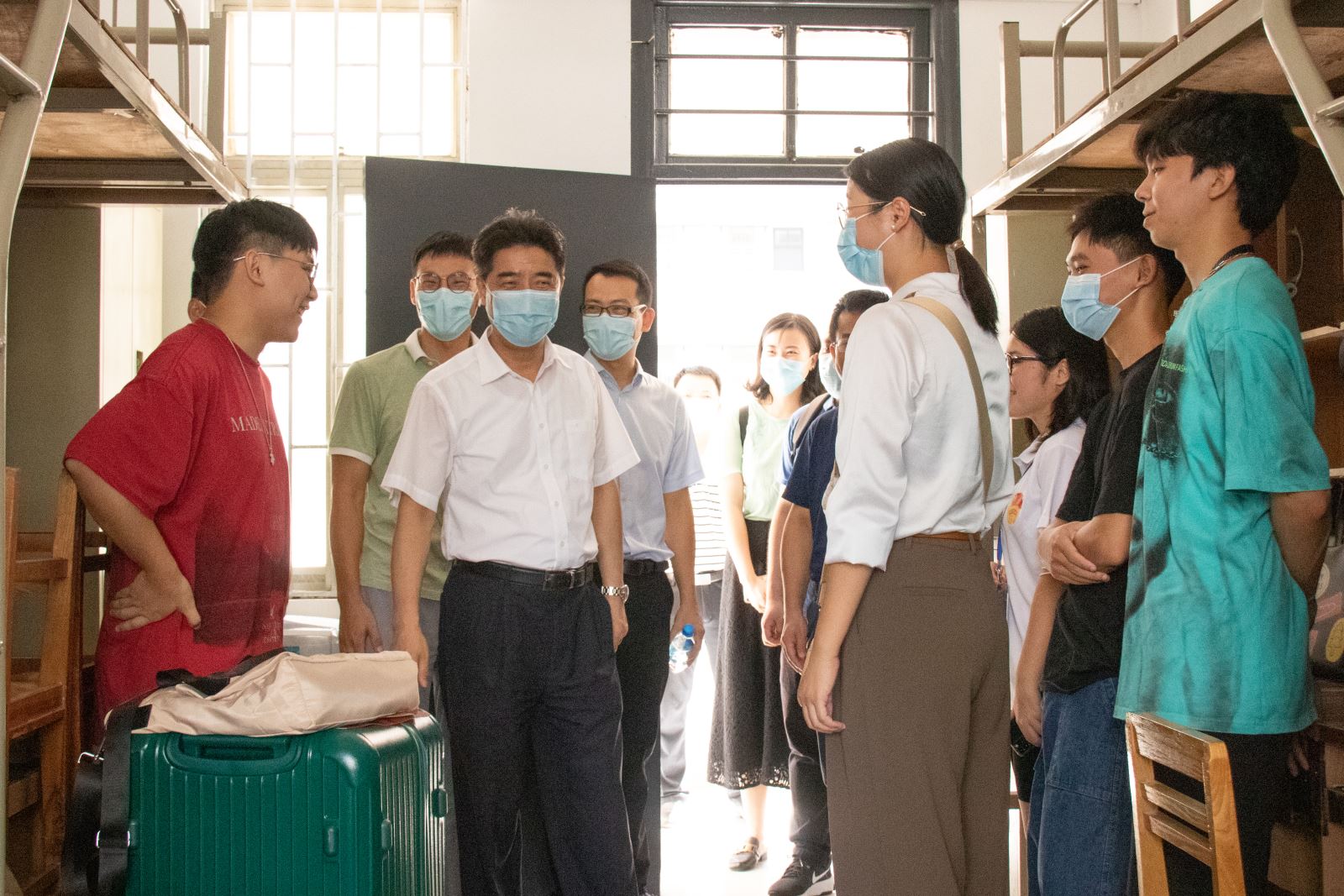 艺路同行，与你相伴（二）——校领导看望慰问禁漫天堂app
2021级新生并指导迎新工作