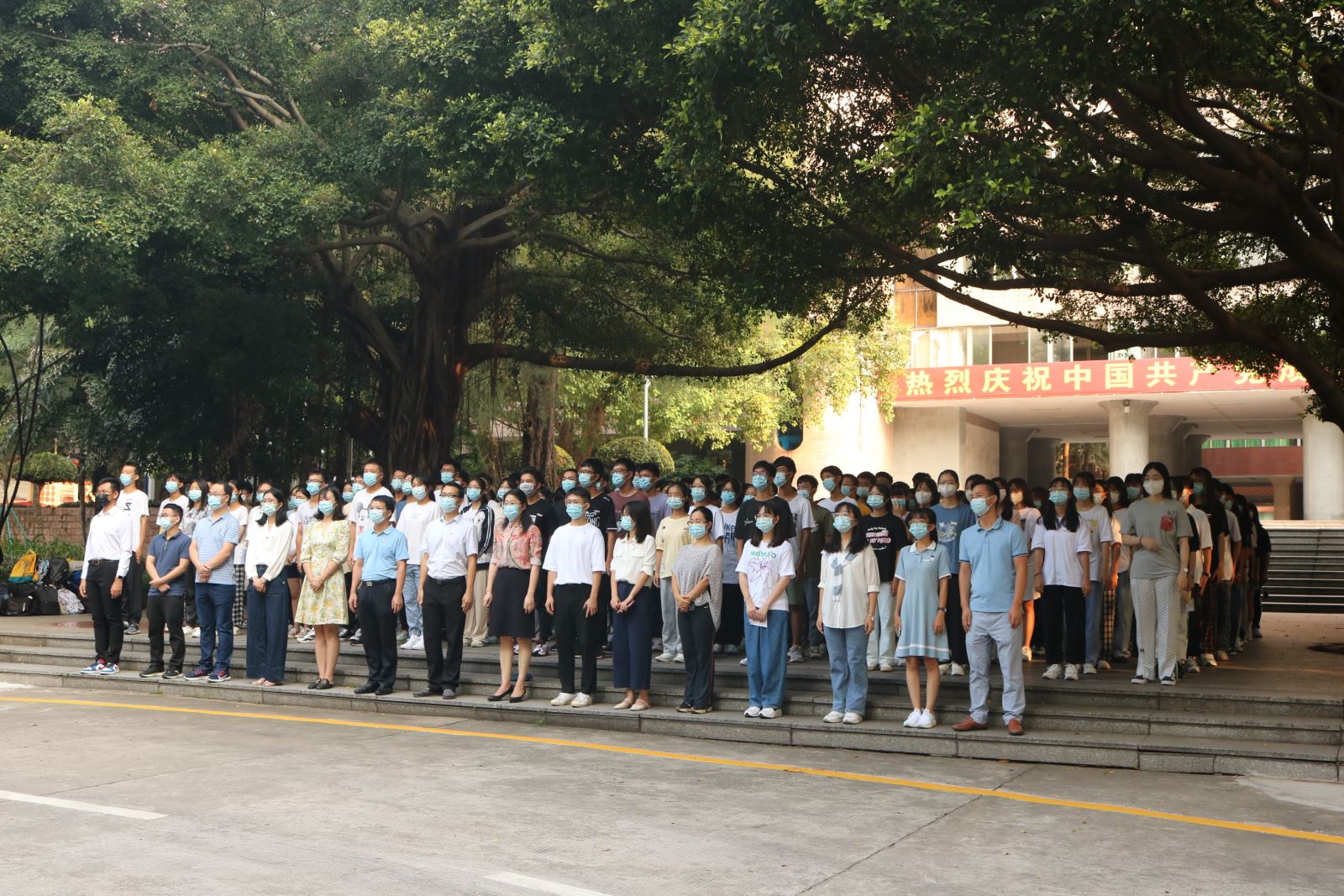 赓续百年薪火，践行强国誓言——禁漫天堂app
举行2021级新生升国旗主题教育活动